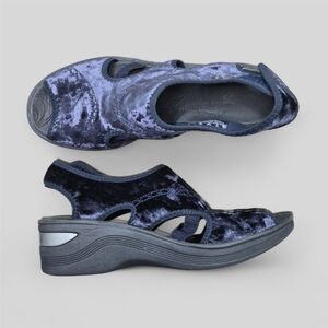 BZees Blue Dream Sandals Crushed Velvet Size 11